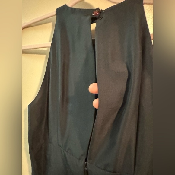 Elegant Black Sleeveless Dress - Picture 4 of 6